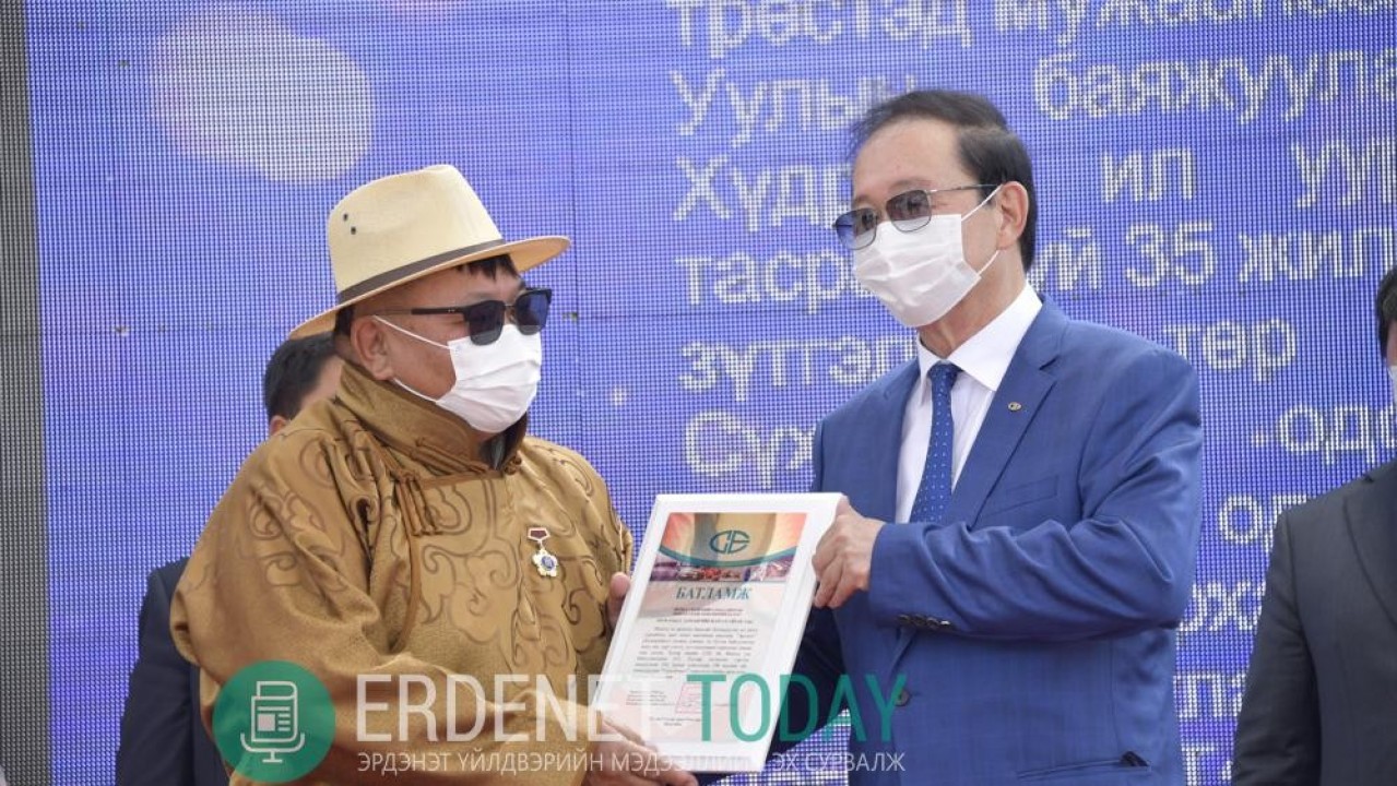ЭРДЭНЭТ ҮЙЛДВЭРЭЭС ТӨРСӨН ХӨДӨЛМӨРИЙН БААТРУУД БОЛОН УУРХАЙЧДАД ОРОН СУУЦНЫ ТҮЛХҮҮР ГАРДУУЛЛАА