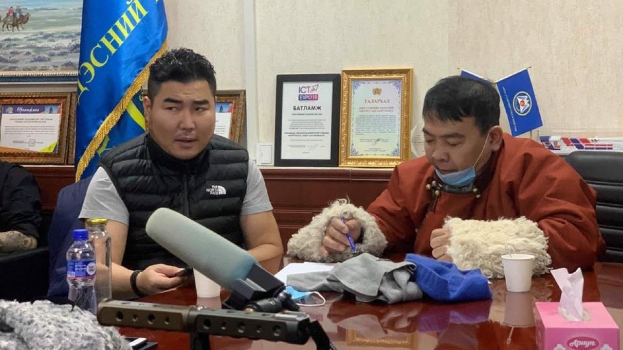 Бэртэгчний далайд живж буй хошин шог