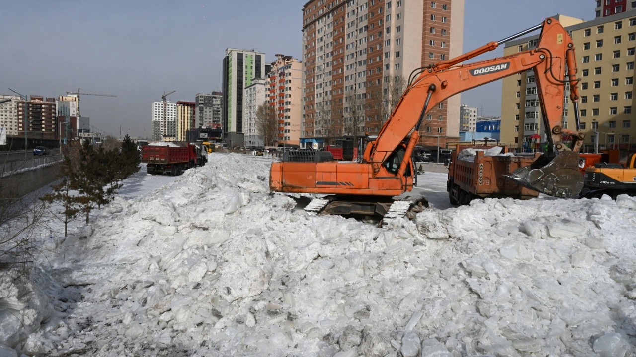Шар усны үерээс сэргийлэн Сэлбэ голын мөсийг зөөж эхэллээ